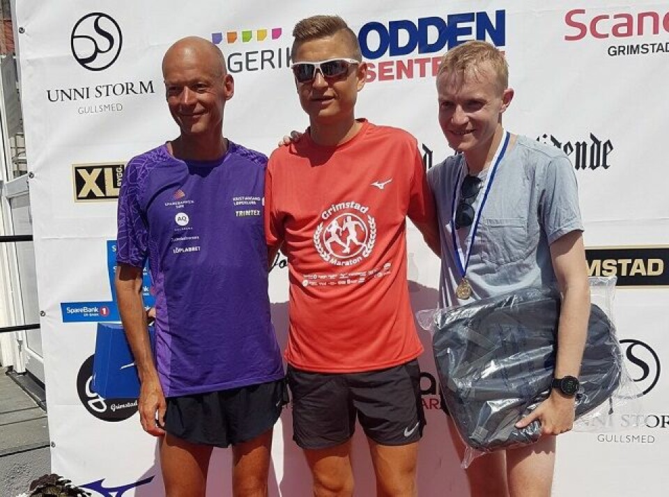 De tre som løp under tre timer i varmmen i Grimstad lørdag: Vinner Andreas Grøgaard omkranset av toeren Erik Bergersen (til v.) og treeren Even Bentzen Løvås. (Arrangørfoto) De tre som løp under tre timer i varmmen i Grimstad lørdag: Vinner Andreas Grøgaard omkranset av toeren Erik Bergersen (til v.) og treeren Even Bentzen Løvås. (Arrangørfoto)