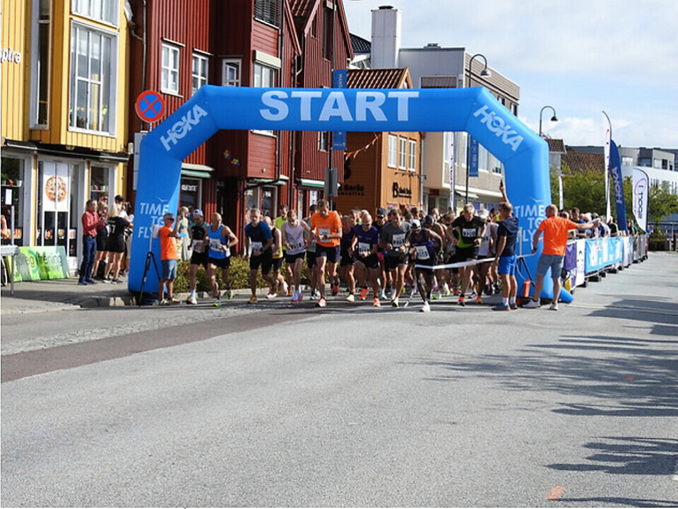 Start halvmaraton kl 11.00 med 180 løpere i feltet. (Foto: arrangøren) Start halvmaraton kl 11.00 med 180 løpere i feltet. (Foto: arrangøren)