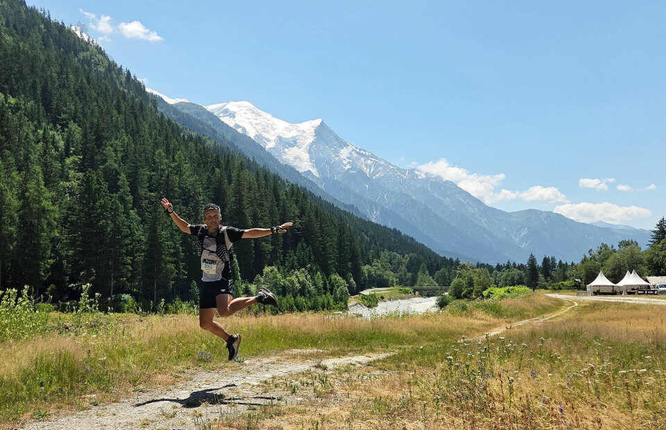 Thomas Wallin-Andersen kosta på seg et jubelhopp sjøl om bare 73 av de 92 kilometerne var unnagjort. Et fjell med 1300 høydemeter opp og ned gjenstod i trykkende varme. (Foto: Runar Gilberg) Thomas Wallin-Andersen