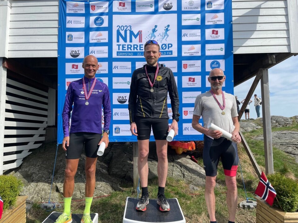 Seierspallen i MV50-54 år i terreng-NM kort løype ble besatt av (fra venstre) Erik Bergersen (Kristiansand Løpeklubb), Karl-Olaf Høntorp (Oppegård IL) og Tellef Dønnestad (Kristiansand Løpeklubb). Foto: Finn Kollstad. Seierspallen i MV50-54 år i terreng-NM kort løype ble besatt av (fra venstre) Erik Bergersen (Kristiansand Løpeklubb), Karl-Olaf Høntorp (Oppegård IL) og Tellef Dønnestad (Kristiansand Løpeklubb). Foto: Finn Kollstad.