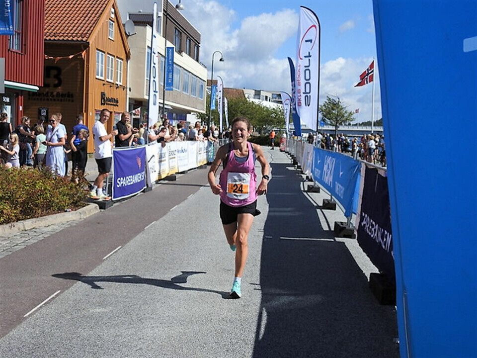 Over 500 løpere deltok i Mandalsmaraton Randi Dyrkolbotn beste kvinne i maraton.png