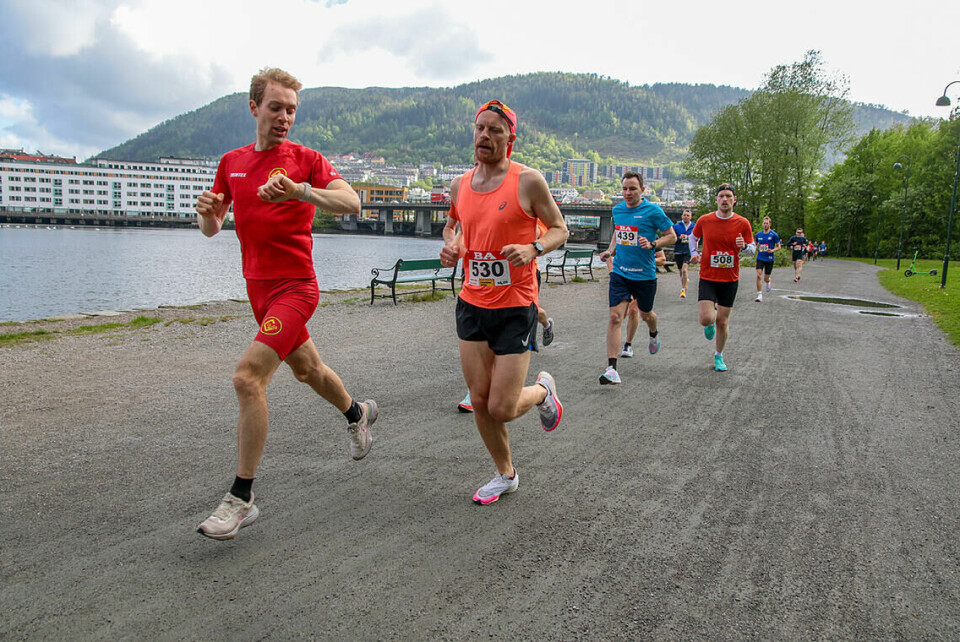 Siste mulighet for pers i årets Bykarusell onsdag 21. september Ivar Stefansson hadde oppgaven med å holde en fart på 4 minutter per kilometer. Pål Einar Skorpen henger på. (Alle foto: Arne Dag Myking)