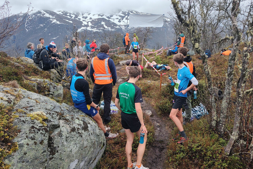 Sønene til Anita Iversen Lillekare ser at mor deira tek sigeren i kvinneklassen på Storhaugen Opp. (Alle foto: Bjørghild Holien) Sønene til Anita Iversen Lillekare ser at mor deira tek sigeren i kvinneklassen på Storhaugen Opp. (Alle foto: Bjørghild Holien)