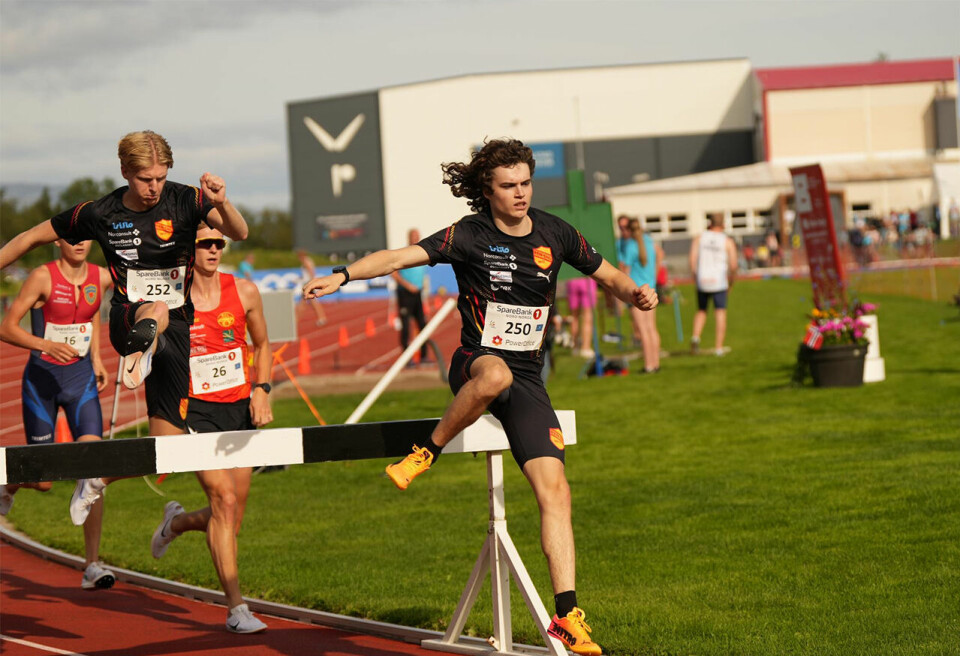 Esten Hauen kombinerte harejobb for klubbkamerat Lars Horten Jordet med å ta gullet i U23-klassen på 3000 m hinder. (Foto: Einar Børve) Esten Hauen kombinerte harejobb for klubbkamerat Lars Horten Jordet med å ta gullet i U23-klassen på 3000 m hinder. (Foto: Einar Børve)