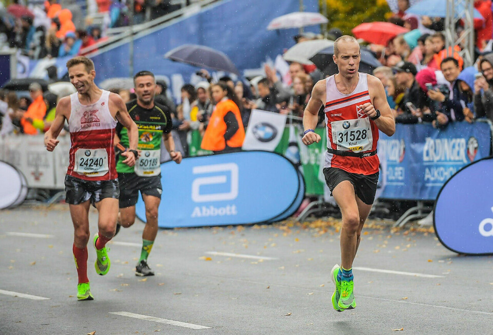 Det er fantastisk å krysse målstreken i en maraton med følelsen av å ha litt krefter igjen og samtidig kjenne at du har fått ut ditt aller beste. Følelsen kan ikke beskrives med ord. (Foto: Sportograf) Det er fantastisk å krysse målstreken i en maraton med følelsen av å ha litt krefter igjen og samtidig kjenne at du har fått ut ditt aller beste. Følelsen kan ikke beskrives med ord. (Foto: Sportograf)
