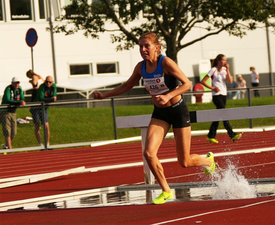 Harejobb til ingen nytte da Esten Hauen tok hindergullet i U23-klassen Synne-Engebretsen.jpg