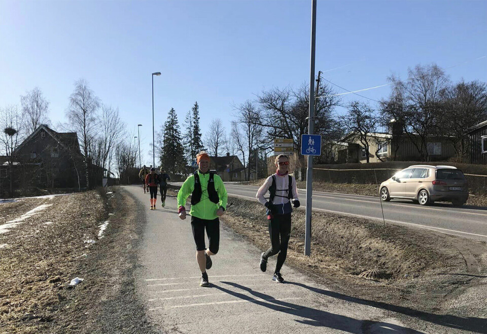 Til tross for sol fra klar himmel var det et kjølig drag i lufta, og mange valgte å løpe godt påkledd. (Foto: Erlend B Jenssen) Til tross for sol fra klar himmel var det et kjølig drag i lufta, og mange valgte å løpe godt påkledd. (Foto: Erlend B Jenssen)