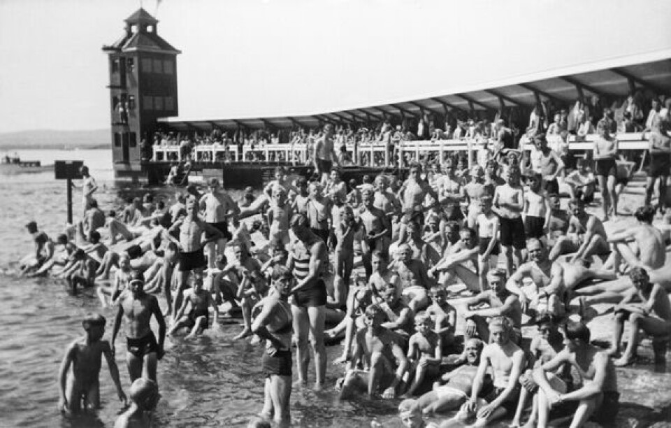 Hovedøya Rundt med bading, reker og jordbær. Hovedoeya_1930_fra_Osloboilder.jpg