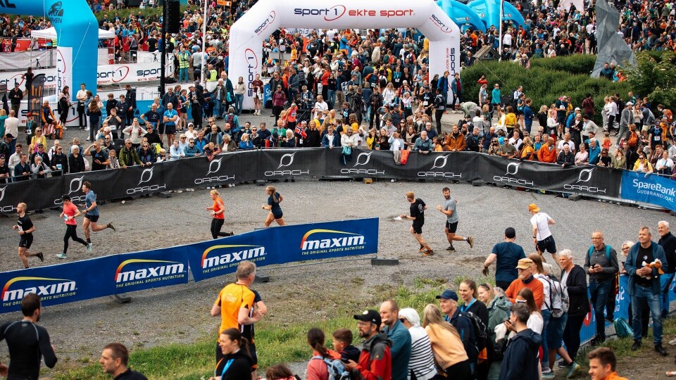 Den største og varmeste LøpeBirken på 10 år Målgang ved Håkons Hall i Birkebeinerløpet i 2024. (Foto: Emil Sjåstad Nyeng/Birken)