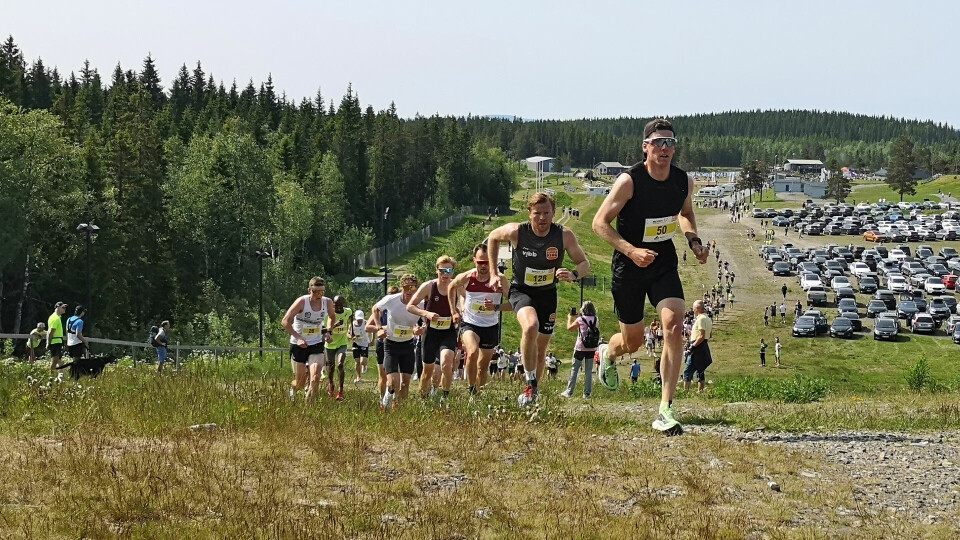 Ut fra start i Birkebeinerløpet. Kristoffer Skjerping (50) har tatt teten foran Joar Thele og Sjur Prestsæter. (Foto: Rolf Bakken) Ut fra start i Birkebeinerløpet. Kristoffer Skjerping (50) har tatt teten foran Joar Thele og Sjur Prestsæter. (Foto: Rolf Bakken)