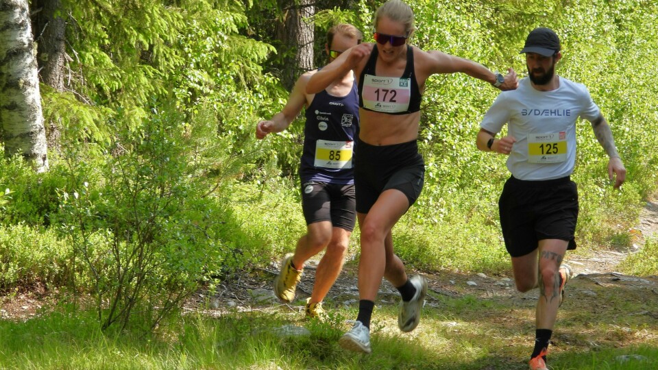 Den største og varmeste LøpeBirken på 10 år Vinner Karoline Simpson-Larsen spretter forbi Mats Emil Sand og Jonas Steen på plankene ved Kroken 6 km før mål. (Foto: Stein Arne Negård)