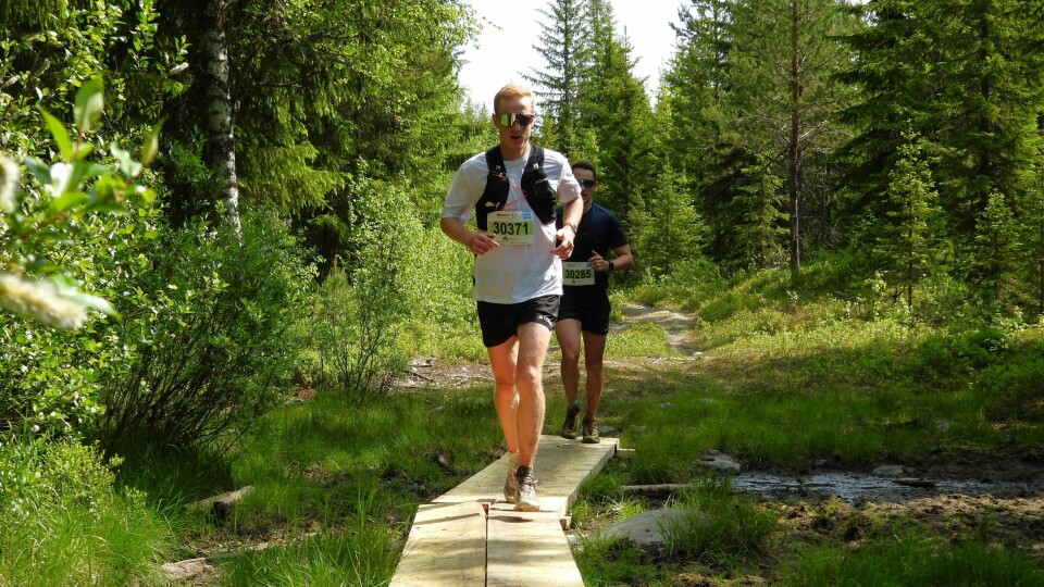 Johannes Thingnes Bø med 5 km igjen av sin første maraton. (Foto: Stein Arne Negård) Johannes Thingnes Bø med 5 km igjen av sin første maraton. (Foto: Stein Arne Negård)