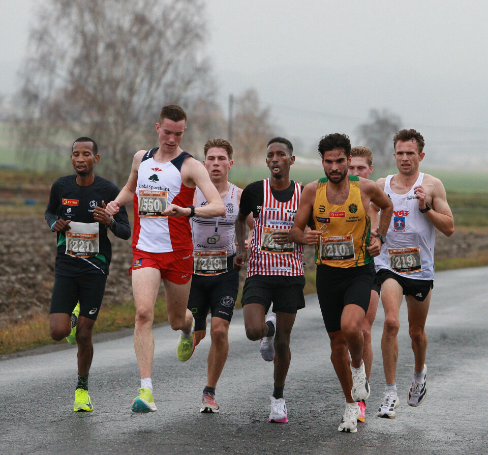 Tre løpere under 23 år: Etter ca. 7,5 km er fører bestemann Magnus Øyen (nr. 550) an i feltet. Rett bak Magnus ser vi Vegard Warnes (nr. 248) og til høyre for Magnus ser vi svenske Sharmarke Ahmed (nr. 234). (Foto: Kjell Vigestad) Felt med de tre beste under 23 år.
