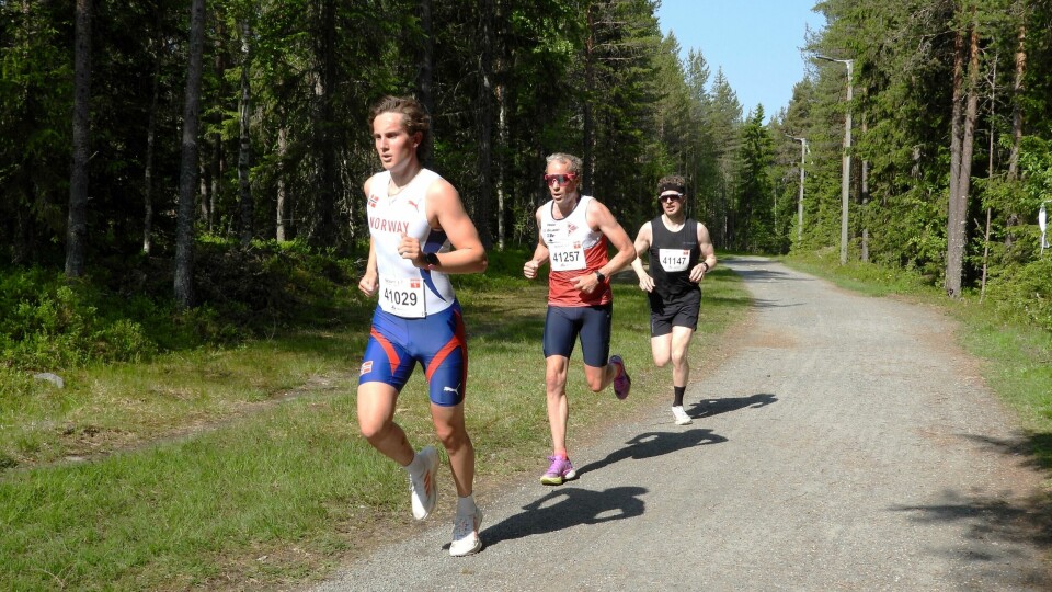 Den største og varmeste LøpeBirken på 10 år De tre beste herrene passerte Kroken samlet med toeren Daniel Egedius i front foran treeren Knut Ødegaard og vinneren Petter Soleng Skinstad. (Foto: Stein Arne Negård)