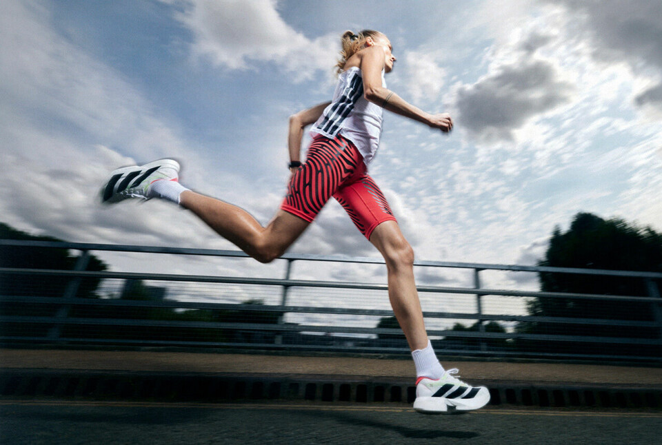 Adidas har lansert Adios Pro 4 ADIZERO_PRO 4_RUNNING IN ACTION.jpg