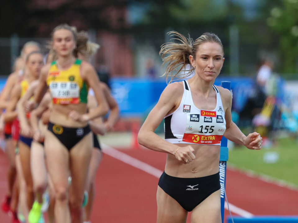 Karoline Bjerkeli Grøvdal løp til gull på 5000 meter i NM Karoline Bjerkeli Grøvdal går i front.jpg