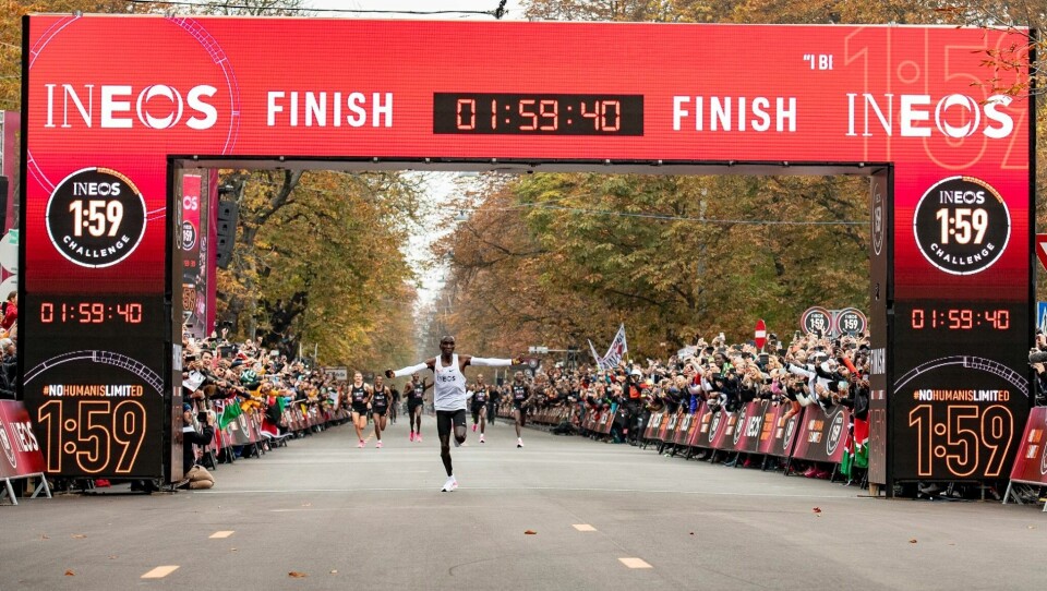 Brøt barriere: Eliud Kipchoge gjorde noe bare han sjøl hadde vært i nærheten av en oktoberlørdag i Wien. (Foto: INEOS 1:59 Challenge) Brøt barriere: Eliud Kipchoge gjorde noe bare han sjøl hadde vært i nærheten av en oktoberlørdag i Wien. (Foto: INEOS 1:59 Challenge)
