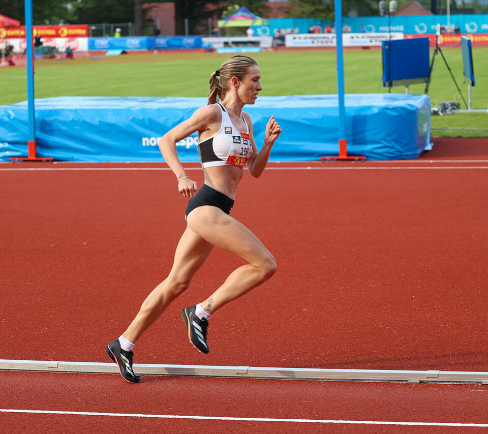 Karoline Bjerkeli Grøvdal løp til gull på 5000 meter i NM Karoline Bjerkeli Grøvdal i svingen.jpg