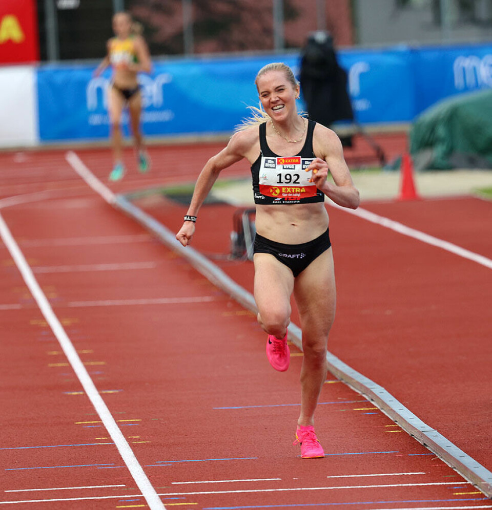 Karoline Bjerkeli Grøvdal løp til gull på 5000 meter i NM Kristine Eikrem Engeset_målbilde3.jpg