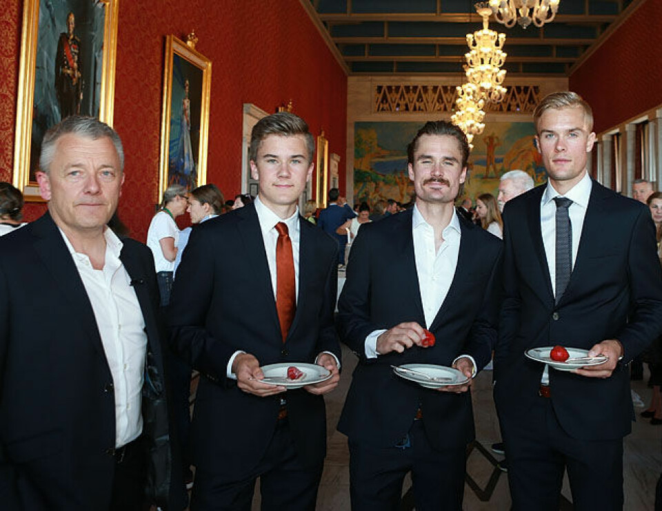 Team Ingebrigtsen: De møtte fulltallig og pent antrukket på jordbærpartyet. Når de nøyer seg med et jordbær hver skyldes det at alle medier ville ha tak i dem, så de rakk å spise opp jordbærene før Kondis slapp til med å ta bilde av dem, og de måtte derfor hente ett ekstra for bildets skyld. (Foto: Kjell Vigestad) Team Ingebrigtsen: De møtte fulltallig og pent antrukket på jordbærpartyet. Når de nøyer seg med et jordbær hver skyldes det at alle medier ville ha tak i dem, så de rakk å spise opp jordbærene før Kondis slapp til med å ta bilde av dem, og de måtte derfor hente ett ekstra for bildets skyld. (Foto: Kjell Vigestad)