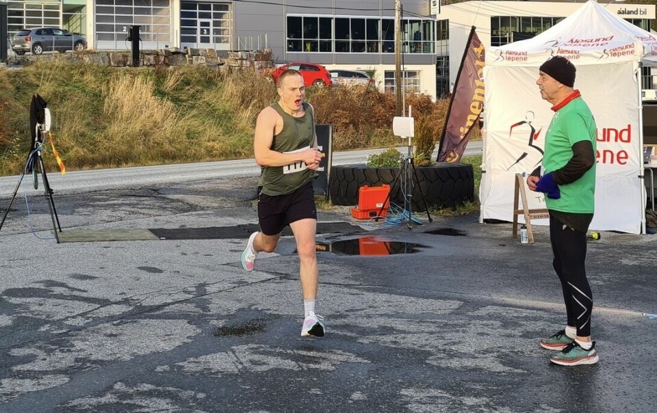 Kristoffer Tollås vant 10 km i Ålesund på tiden 32.48 10km_Petter_Hoerthe