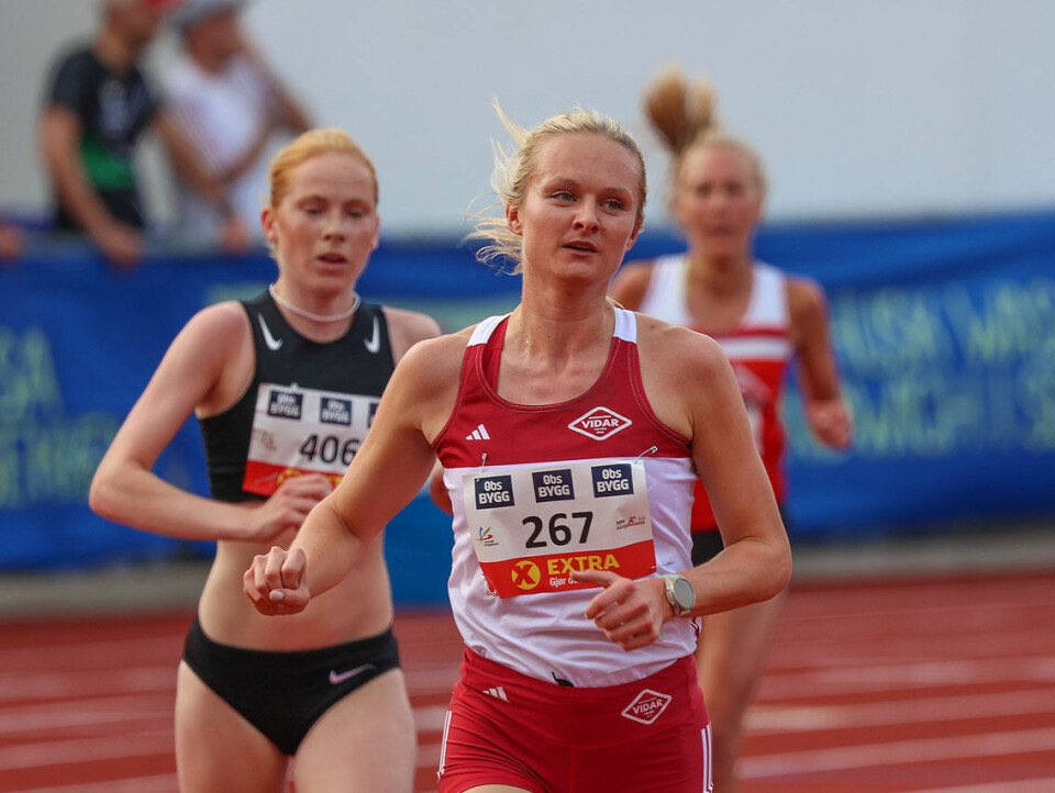 Karoline Bjerkeli Grøvdal løp til gull på 5000 meter i NM Madelène Wanvik Holum.jpg