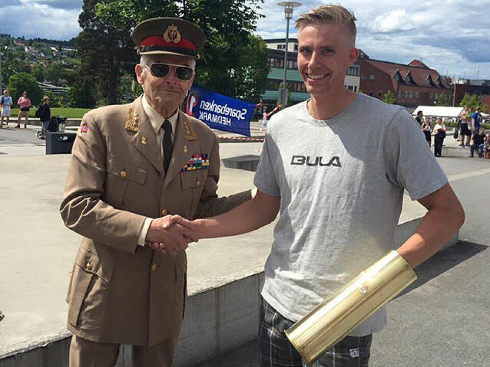 Espen G. Rusten med artillerioberstens pokal som dermed vandrer videre etter 6 år i Sentrumsgateløpet. (Arrangørfoto) Espen G. Rusten med artillerioberstens pokal som dermed vandrer videre etter 6 år i Sentrumsgateløpet. (Arrangørfoto)