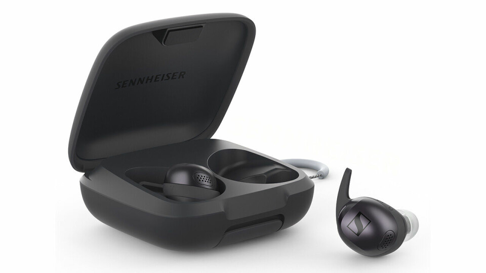 Sennheiser Momentum Sport har glimrende lyd og sitter veldig bra i øret takket være de gode justeringsmulighetene og muligheten for å bruke vingene som følger med i tre ulike størrelser. (Alle foto: Sennheiser) Sennheiser Momentum Sport har glimrende lyd og sitter veldig bra i øret takket være de gode justeringsmulighetene og muligheten for å bruke vingene som følger med i tre ulike størrelser. (Alle foto: Sennheiser)