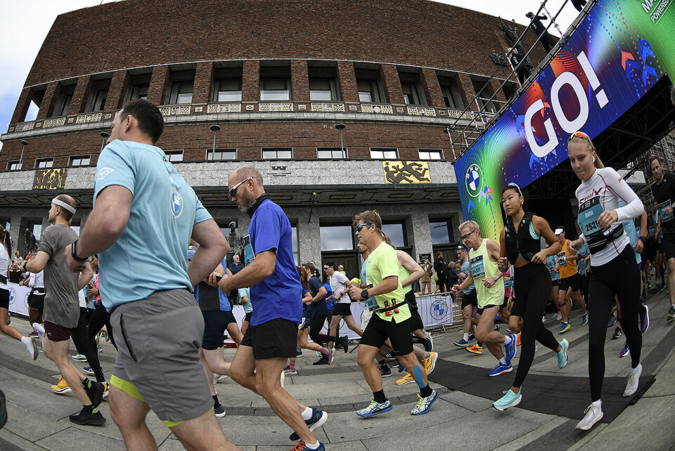 Halvmaratonløpet i Oslo Maraton er en skikkelig folkefest, og her ser vi startpulje 4 legge av gårde. (Foto: Bjørn Johannessen) Halvmaratonløpet i Oslo Maraton er en skikkelig folkefest, og her ser vi startpulje 4 legge av gårde. (Foto: Bjørn Johannessen)
