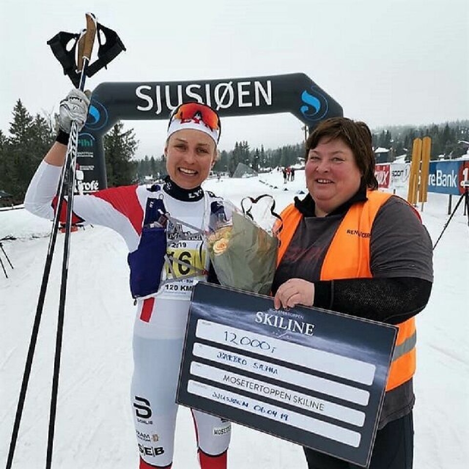 600 løpere helt i tåka i Troll Ski Marathon Vinner_120km_Barbro_Saetha_rennleder_Tone_Kaus.jpg