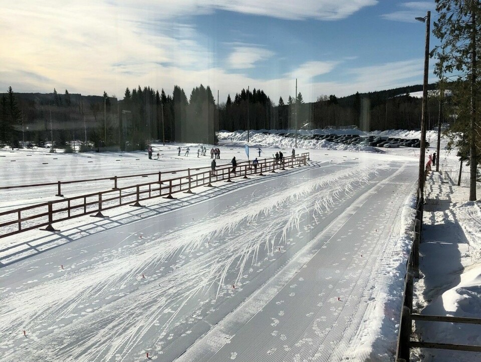 Det blåste friskt på Nybygda stadion da GP-sprinten ble satt i gang søndag formiddag. (Arrangørfoto) Det blåste friskt på Nybygda stadion da GP-sprinten ble satt i gang søndag formiddag. (Arrangørfoto)