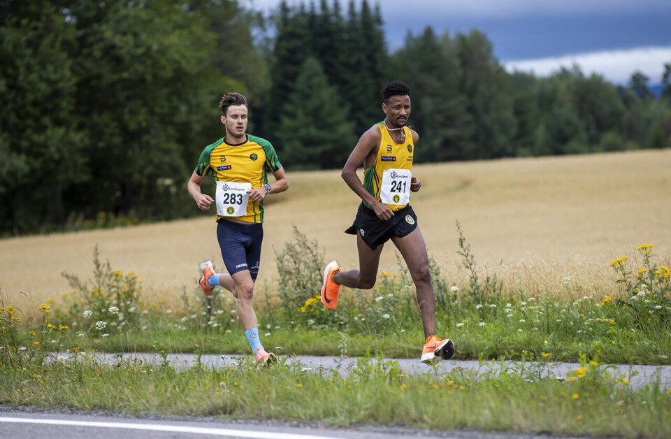 Senay Amlesom Fissehatsion, Ull/Kisa vant herreklassen på 5 km med 14.48. Her fulgt av klubbkamerat Jørgen Gundersen som ble nummer 4 etter å ha løpt på 15.23. (Alle foto: Bjørn Hytjanstorp) Senay Amlesom Fissehatsion, Ull/Kisa vant herreklassen på 5 km med 14.48. Her fulgt av klubbkamerat Jørgen Gundersen som ble nummer 4 etter å ha løpt på 15.23. (Alle foto: Bjørn Hytjanstorp)