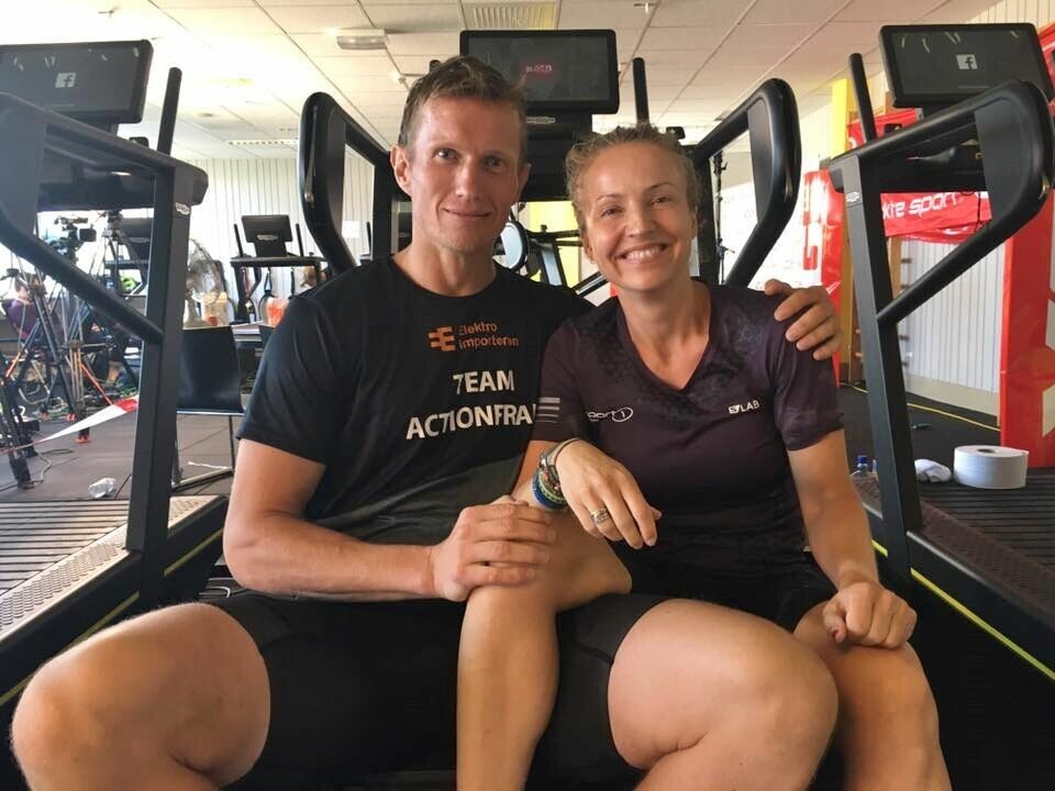 Frank Løke og Therese Falk er gode venner, men hater å tape for hverandre. Nå fighter de mot hverandre i Hagemanns Primtalløp, mens de på bildet poserer etter Thereses nordiske bestenotering på tredemølle i 2018. (Privat foto) Frank Løke og Therese Falk er gode venner, men hater å tape for hverandre. Nå fighter de mot hverandre i Hagemanns Primtalløp, mens de på bildet poserer etter Thereses nordiske bestenotering på tredemølle i 2018. (Privat foto)