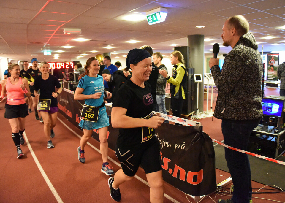 Lattermilde deltagere passerer speaker Lauridsen. (Foto: Anders Tøsse) Lattermilde deltagere passerer speaker Lauridsen. (Foto: Anders Tøsse)