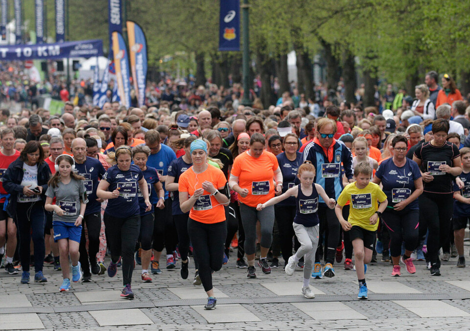Det var folksomt på Karl Johan også da de ulike startpuljene på 5 km la av gårde. (Foto: Per Inge Østmoen) Det var folksomt på Karl Johan også da de ulike startpuljene på 5 km la av gårde. (Foto: Per Inge Østmoen)