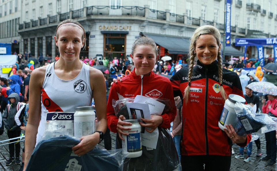 Deltakerøkning også på 5 kilometeren i Sentrumsløpet Premier_damer_de_tre_beste_og_paraplyer_1280_AZ3T1201.jpg