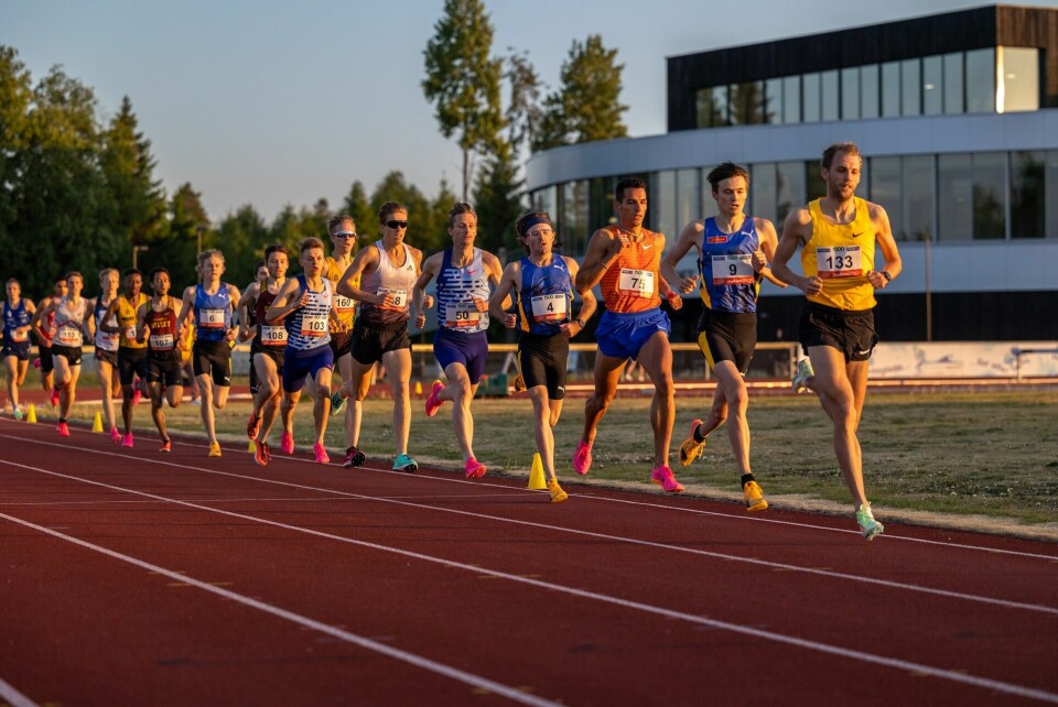 Magnus Tuv Myhre i rygg på fartsholder Žan Rudolf på Jessheim stadion torsdag kveld. (Foto: Samuel Hafsahl) Magnus Tuv Myhre i rygg på fartsholder Žan Rudolf på Jessheim stadion torsdag kveld. (Foto: Samuel Hafsahl)
