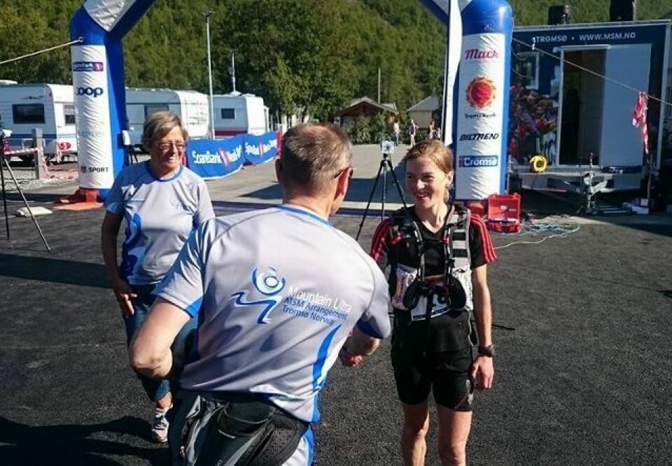 Hilde Aders og Emil Wingstedt vant Trømsø Mountain Ultra og trippelen Hilde_Aders_gratuleres_av_Nils_Hætta (640x443).jpg