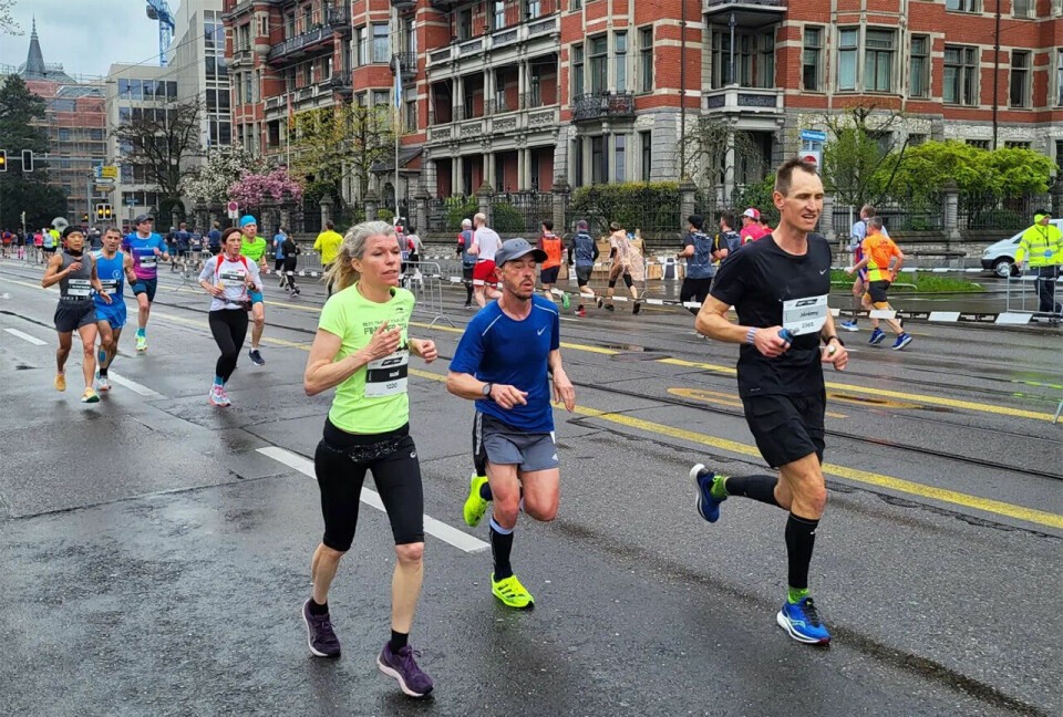 45 løpere fra Norge fullførte en av de tre hoveddistansene – maraton, halvmaraton og 10 km – i Zürich Marathon i Sveits. (Foto: arrangøren) 45 løpere fra Norge fullførte en av de tre hoveddistansene – maraton, halvmaraton og 10 km – i Zürich Marathon i Sveits. (Foto: arrangøren)