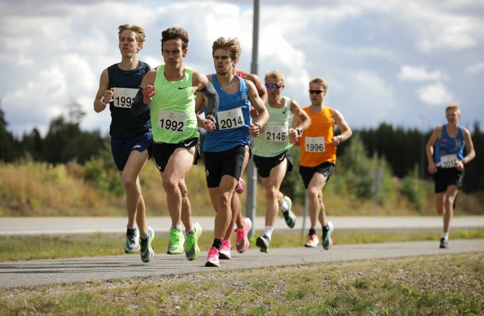 Tetfeltet på 5 km med Ådne Bekkestad, Ronny Losoa, Emil Sørgård, Johan-Jørgen Lindgaard Strømberg og Lars Muren. (Foto: Bjørn Hytjanstorp) Tetfeltet på 5 km med Ådne Bekkestad, Ronny Losoa, Emil Sørgård, Johan-Jørgen Lindgaard Strømberg og Lars Muren. (Foto: Bjørn Hytjanstorp)