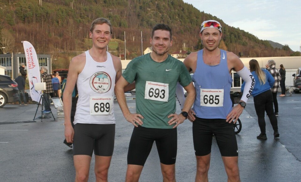 De tre beste menn på 10 km. Fra venstre, Bjørn Sether Wastvedt (nr. 2), Kristoffer Tollås (vinner) og Lars Thoresen Haug (nr. 3). Foto: Helge Fuglseth De tre beste menn på 10 km. Fra venstre, Bjørn Sether Wastvedt (nr. 2), Kristoffer Tollås (vinner) og Lars Thoresen Haug (nr. 3). Foto: Helge Fuglseth