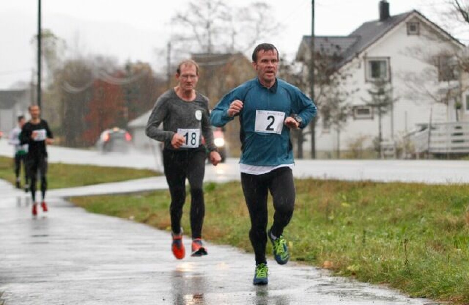 54 løpere trosset regnet i første karuselløpet rundt Grimstadvatnet Leif_Saegrov_and_Are_Uran_slutten
