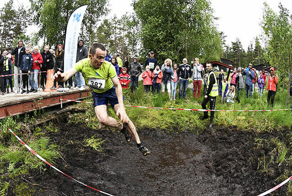 Anders Skaare i luftig svev mot gjørma. (Alle foto: Bjørn Johannessen) Anders Skaare i luftig svev mot gjørma. (Alle foto: Bjørn Johannessen)