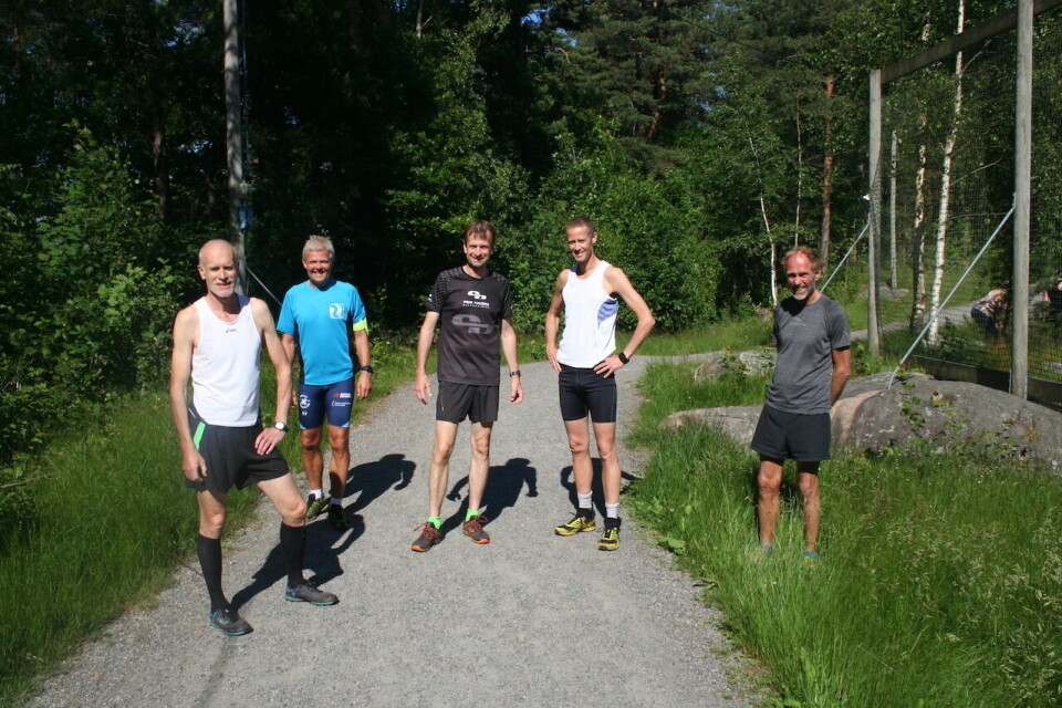 Flere av deltakerne startet samtidig i lang løype. Fra venstre mot høyre. Rune Løkling (64), Ole Johan Bueklev (56), John Torgeir Roland (53), Andreas Dolmen (52) og Edgard Ellertsen (68). (Foto: Sverre Larsen). Flere av deltakerne startet samtidig i lang løype. Fra venstre mot høyre. Rune Løkling (64), Ole Johan Bueklev (56), John Torgeir Roland (53), Andreas Dolmen (52) og Edgard Ellertsen (68). (Foto: Sverre Larsen).