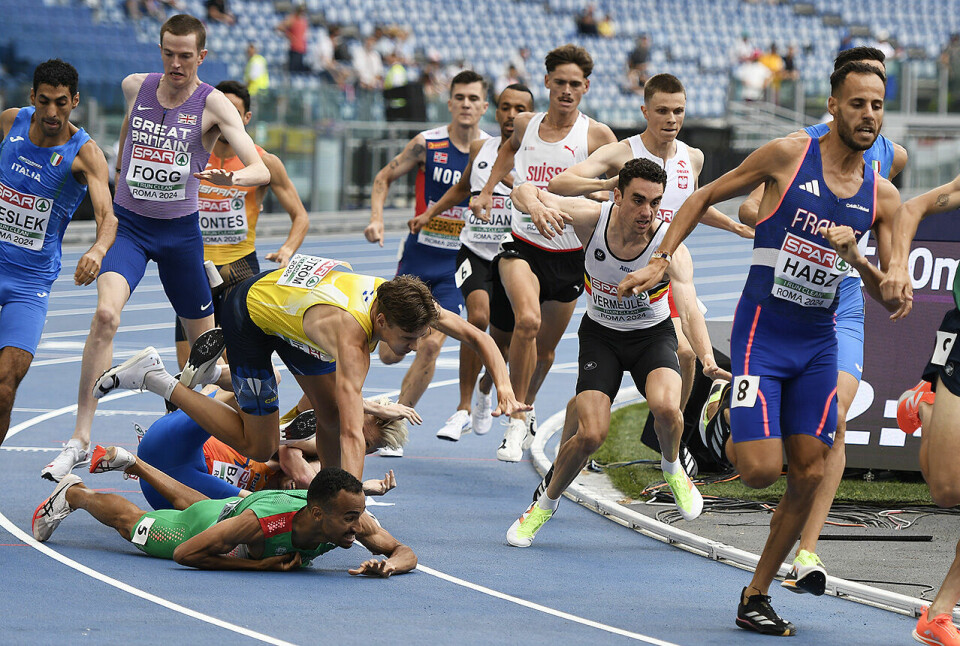 Det var et dramatisk fall i feltet til Jakob Ingebrigtsen, i alt fem mann gikk i bakken. (Alle foto: Bjørn Johannessen) Fall i feltet, folk ligger strødd