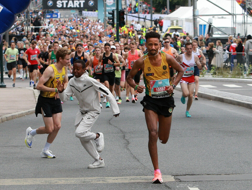 Fissehatsion og Sørset vant 10 km under Oslo Maraton 10km_start_Senays_forsprang_rakk_aa_krysse_gata_bak_AZ3T8844.jpg
