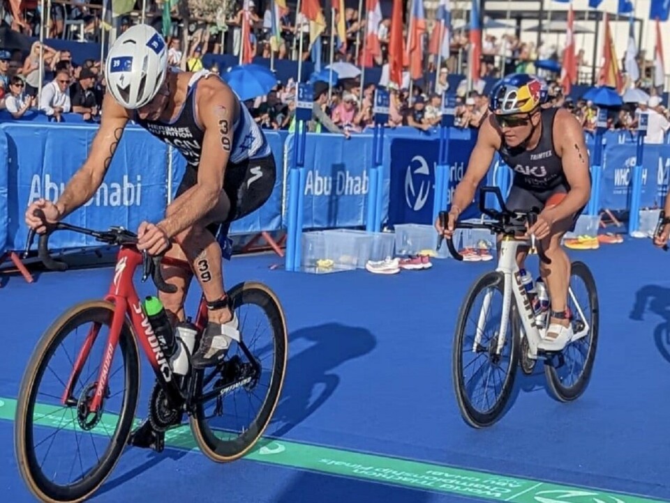 Kristian Blummenfelt på sykkeldelen i Abu Dhabi bak israelitten Sagiv Shachar. (Foto fra Norges Triatlonforbunds Facebookside) Kristian Blummenfelt på sykkeldelen i Abu Dhabi bak israelitten Sagiv Shachar. (Foto fra Norges Triatlonforbunds Facebookside)