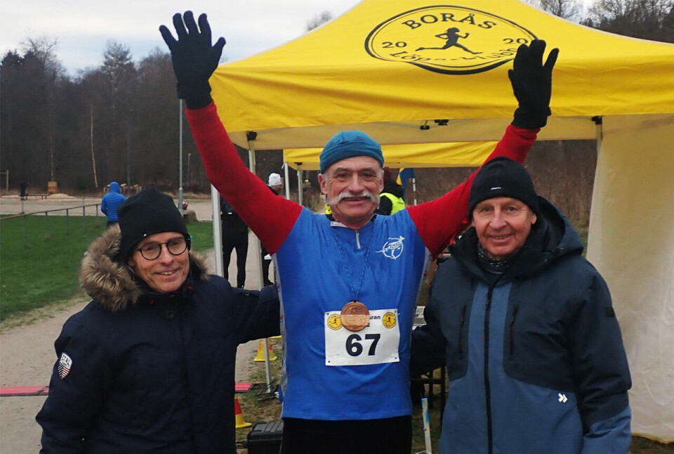 Flankert av gode maratonvenner løfter Rune Larsson armene i været etter å ha løpt maratondistansen 50 år etter debuten i samme løp. (Foto: privat) Flankert av gode maratonvenner løfter Rune Larsson armene i været etter å ha løpt maratondistansen 50 år etter debuten i samme løp. (Foto: privat)