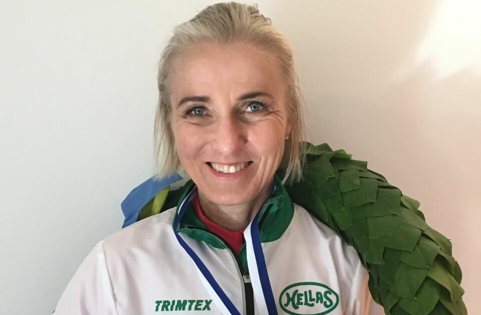 Grete Kirkeberg Mørk med laurbærkrans og gullmedalje for sin suverene seier i Stockholm lørdag. (Foto: Privat) Grete Kirkeberg Mørk med laurbærkrans og gullmedalje for sin suverene seier i Stockholm lørdag. (Foto: Privat)