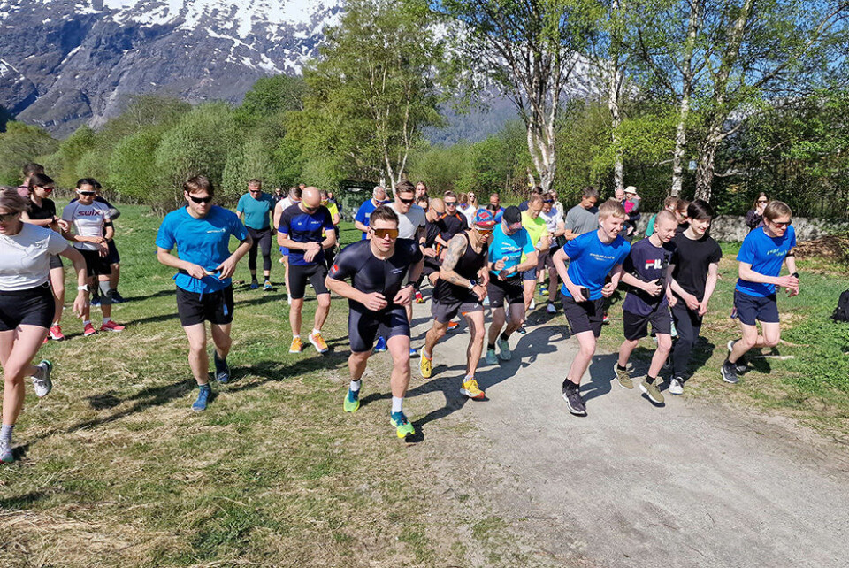 Petter ville løpe med venner, så dukket det opp masse folk SunndalMaraton-starten.jpg